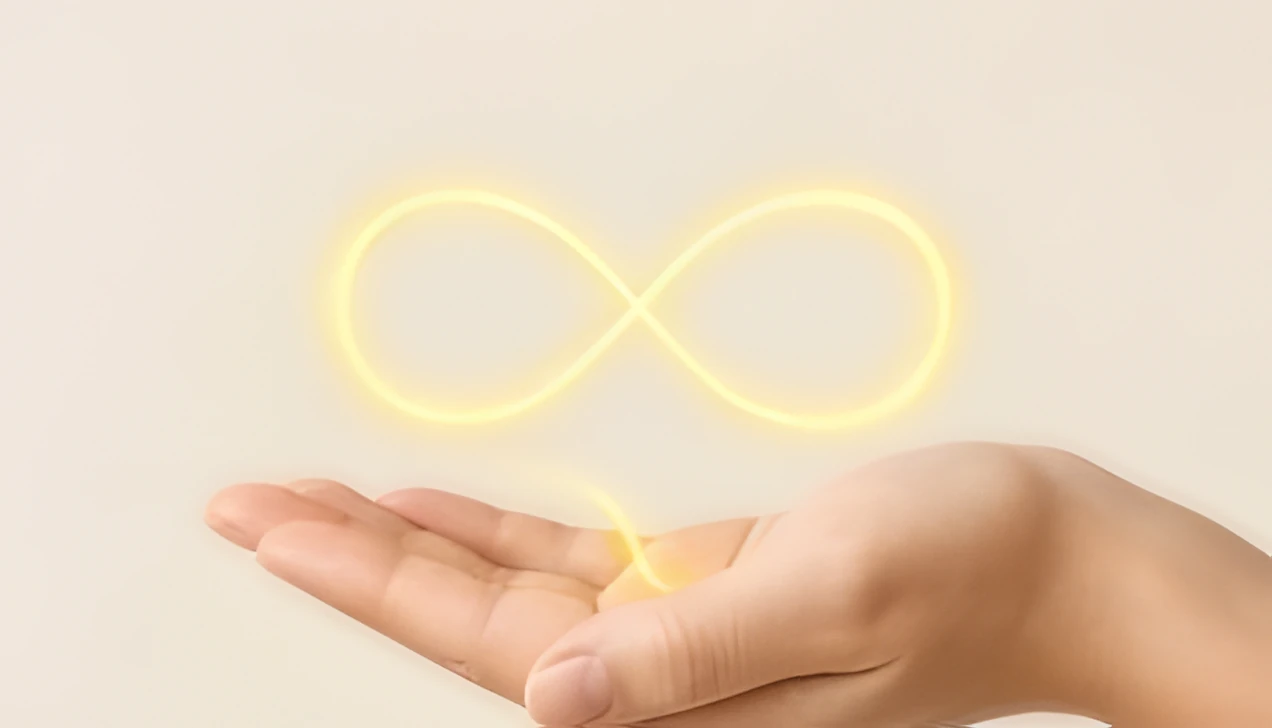 Hand mit leuchtendem Unendlichkeitszeichen – das Markenzeichen von Energised Spirit